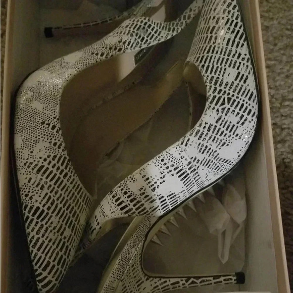 Bcbg heels - Picture 1 of 4